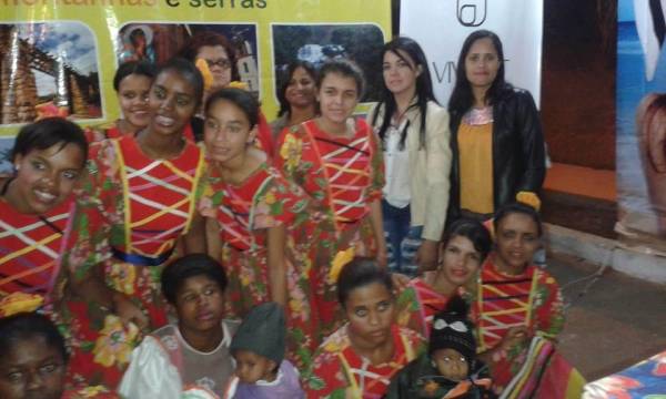 Apresenta&ccedil;&atilde;o da quadrilha dos jovens do CRAS na semana do fazendeiro em Vi&ccedil;osa 2014